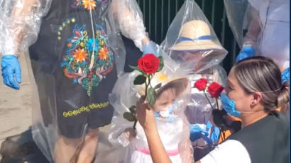 간호사 엄마 만나려 비닐 뒤집어쓴 딸…멕시코 '눈물의 상봉'