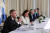 아르헨티나의 마틴 구즈만 경제장관(왼쪽)이 지난달 디폴트를 막기 위한 채무조정 회의에서 발언하고 있다. AFP=연합뉴스