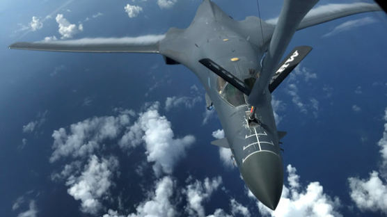 B-1B 폭격기 2대, 한반도 비행···같은 날 美정찰기 2대도 떴다