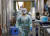 지난 4일 일본 도쿄의 한 병원에서 한 의료진이 신종 코로나바이러스 감염증(코로나19) 감염 방지를 위해 개인보호장비를 입고 걸어가고 있다. [로이터=연합뉴스]