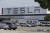 이날 미국 캘리포니아주 프리몬트의 테슬라 공장 주차장은 출근 한 임직원의 자동차로 가득 찼다. [UPI=연합뉴스]