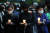 서울 강북구의 한 아파트에서 주민에게 지속적인 괴롭힘과 폭행을 당했다고 주장하는 경비원이 스스로 목숨을 끊는 사건이 발생했다. 11일 오후 해당 아파트 경비실 앞에 차려진 분향소에서 주민들이 촛불집회를 하며 애도하고 있다. 뉴스1