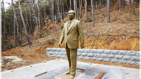 청남대 전두환 동상 사라지나…충북 5·18단체 동상·산책길 철거 요구