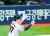 두산 박건우가 타격 후 방망이를 던지고 있다. MLB는 이를 금기시하지만, 미국 야구 팬은 한국식 ‘빠던’(방망이 던지기)에 열광한다. [뉴시스]