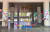 대전의 한 초등학교 학생과 학부모들이 스승의 날을 앞두고 12일 학교 현관에 손글씨와 그림으로 감사의 마음을 전하고 있다. 연합뉴스