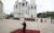 블라디미르 푸틴 러시아 대통령(가운데)이 전승기념일인 9일 모스크바 크렘린의 광장에 홀로 서서 대통령 경호부대의 의장대를 사열하고 있다. 러시아 관영매체인 스푸트니크가 국내외에 전달한 사진이다. AP=연합뉴스 