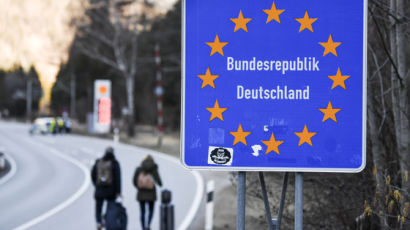 빗장 풀기 시작한 유럽 ... EU "단계적으로 모든 국경통제 해제 "권고