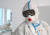 모스크바의 한 병원에서 지난 8일 의료요원이 방호복을 입고 고글과 마스크를 쓴 채 근무하고 있다. 가슴에는 매직으로 적은 '카챠'라는 이름이 보인다 타스=연합뉴스 