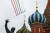 러시아의 수호이-25 전투기가 대독 전승기념일인 지난 9일 모스크바 상공에서 축하 비행을 하며 러시아 국기의 색상을 연출하고 있다. 지상 행사는 코로나19로 연기됐다. 타스=연합뉴스 