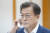 문재인 대통령은 13일 밤 시진핑 중국 국가주석의 요청에 응해 전화통화를 갖고 양국의 코로나 방역과 협력 문제를 논의했다. [사진 청와대]