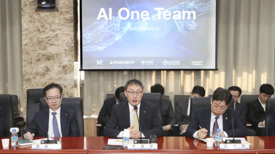 KT, 산학연 협력 'AI 원팀' 첫 회의…코로나 확산방지도 협력