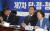 조성욱 공정거래위원장(오른쪽)이 15일 오전 서울 여의도 국회 의원회관에서 열린 제7차 당ㆍ정ㆍ청 을지로 민생현안회의에 참석해 발언하고 있다. [뉴시스] 