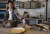 중국 광저우 교외의 한 식당에서 한 남성이 요리를 위해 천산갑을 도축하려는 모습. 이 식당에서는 천산갑 고기를 kg당 46만 원에 판매했다. AP=연합뉴스
