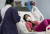 쿠바 의사(왼쪽)가 지난 3월 18일 베네수엘라 수도 카라카스의 병원 중환자실에서 코로나19 확진 판정을 받은 환자를 만나고 있다. AP=연합뉴스 