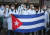 쿠바 의료인력이 지난 3월 22일 로마의 레오나르도 다빈치 공항에 도착해 쿠바 국기를 내보이고 있다. 현재 이탈리아에는 80명의 쿠바 의료진이 일하고 있다. 로이터=연합뉴스 