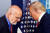 지난달 22일 백악관에서 열린 코로나 브리핑에서 로버트 레드필드 CDC 국장(왼쪽)이 도널드 트럼프 대통령과 대화를 하고 있다. 로이터=연합뉴스