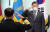 문재인 대통령이 지난달 10일 오후 청와대에서 부석종 신임 해군참모총장의 진급 및 보직신고를 받고 있다. [연합뉴스]