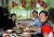 2008년 자전거 국토종주를 하던 김영춘 민주당 의원(왼쪽 둘째)이 경기 가평 한 음식점에서 강금실 전 법무부 장관(왼쪽)을 만나 식사를 함께 하고 있다. [김영춘 의원 블로그 캡처]