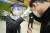 16일 서울 송파구 가락중학교에서 열린 2020년도 국가공무원 5급 공채 및 외교관후보자 선발시험에서 마스크를 쓴 응시생이 발열검사를 받고 있다. 뉴스1