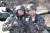 서욱 육군참모총장(오른쪽)이 지난해 12월 경기도 포천시 6군단 다락대 과학화훈련장에서 전역을 연기하고 훈련에 참가한 5기갑여단 불사조대대 송우석(21) 병장과 기념 촬영하고 있다. [육군 6군단 제공]