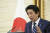14일 아베 신조 일본 총리가 47개 광역단체 가운데 39개 지역에서 코로나 긴급사태선언을 해제하는 내용의 기자회견을 하고 있다. AP=연합뉴스] 