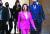 낸시 펠로시 미국 하원의장이 15일 의사당을 떠나고 있다. 펠로시 의장과 민주당 사람들은 늘 마스크를 착용한다. 펠로시 의장은 옷 색깔에 맞춘 화려한 마스크를 쓴다. [AFP=연합뉴스]