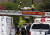 17일(현지시간) 캐나다 브리티시컬럼비아주 캠루프스 인근 주택가에서 소방대원들이 항공기에 탑승했던 부상자를 구조하고 있다. [AP=연합뉴스]