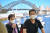 지난 1월 호주 시드니 하버 브리지 앞에서 중국인 관광객이 마스크를 쓴 채 관광을 하고 있다.[AFP=연합뉴스]