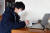 지난 2월 중국 안후이성 허페이에서 한 고등학생이 수업을 온라인으로 듣고 있다.[신화=연합뉴스]