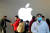 지난 2월 중국 상하이의 애플 매장에서 사람들이 마스크를 쓴 채 체온 검사를 하고 매장으로 들어가고 있다.[로이터=연합뉴스]