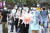 18일 대만 타이페이 시민들이 코로나19 예방을 위해 마스크를 착용한 채 거리를 걷고 있다. AP=연합뉴스