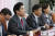 미래한국당 원유철 대표(왼쪽 두번째)가 19일 오전 서울 여의도 국회에서 열린 최고위원회의에서 발언하고 있다. 오종택 기자