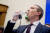 페이스북 CEO 마크 저커버그가 지난해 상원에 출석해 질의에 답하는 도중 물을 마시고 있다. AP=연합뉴스