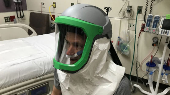 미 연구진 ‘걸어다니는 음압병실’ 감염 막는 헬멧·텐트 개발