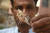 파키스탄에서 한 남성이 메뚜기를 들고 있다. EPA=연합뉴스