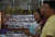 필리핀의 한 성당에서 성가단원들이 사회적 거리두기로 일요일 미사에 참석하지 못한 신자들의 사진을 놓고 노래하고 있다.[AFP=연합뉴스]
