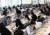 이날 오전 대전시 유성구 원신흥동 도안고등학교 급식실에서 학생들이 투명 아크릴로 만들어진 차단벽 사이에서 점심을 먹고 있다. 연합뉴스