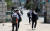 20일 오전 인천 남동구 한 고등학교에서 긴급 귀가 조치가 내려져 학생들이 귀가하고 있다. 연합뉴스