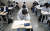 고등학교 3학년의 등교 수업 첫날인 20일 서울 종로구 대신고등학교에서 3학년 학생들이 자습을 하고 있다. 뉴시스