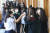 20일 오전 부산 동래구 중앙여고에서 학생들이 친구와 주먹인사를 하고 있다. 송봉근 기자