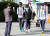 광주광역시 동구 광주고등학교 3학년 학생들이 코로나19 사태 이후 80일만에 첫 등굣길에 나선 20일 선생님과 인사를 나누고 있다. 광주-프리랜서 장정필