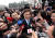 바이두 창업자 리옌훙이 기자들에 둘러싸여 있다. 사진 로이터=연합뉴스.