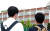 20일 오전 인천시 연수구 송도고등학교 학생들이 교실을 나온 후 학교를 바라보고 있다. 뉴스1
