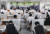 고등학교 3학년 등교 수업 첫날인 20일 오후 울산시 중구 함월고등학교에서 학생들이 칸막이가 설치된 급식실에서 점심을 먹고 있다. 연합뉴스