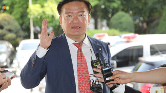 검찰 출석한 민경욱…"제보자 밝히면 내가 처벌돼"