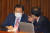 미래통합당 주호영 원내대표(오른쪽)와 김무성 의원이 20일 국회 본회의장에서 대화하고 있다. 연합뉴스