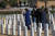 코로나19로 사망한 한 미군의 장례식 모습. [로이터=연합뉴스]