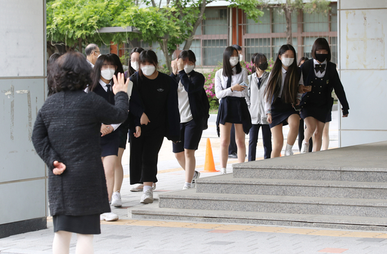 고등학교 3학년 등교 첫날인 20일 오후 서울 시내 한 고등학교에서 고3 학생들이 수업을 마친 뒤 하교하고 있다. 연합뉴스