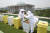 21일 국회도서관 옥상에서 열린 아카시아 꿀 채밀 행사에서 안상규벌꿀연구소 직원들이 채밀 작업을 하고 있다. 연합뉴스