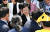 한명숙 전 국무총리가 지난해 5월 23일 경남 김해 봉하마을 대통령 묘역에서 열린 고(故) 노무현 전 대통령 서거 10주기 추도식에 참석하고 있다. 송봉근 기자